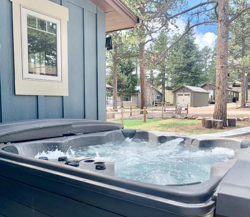 Black Bear Cabin With Hot Tub 우드랜드 파크 외부 사진